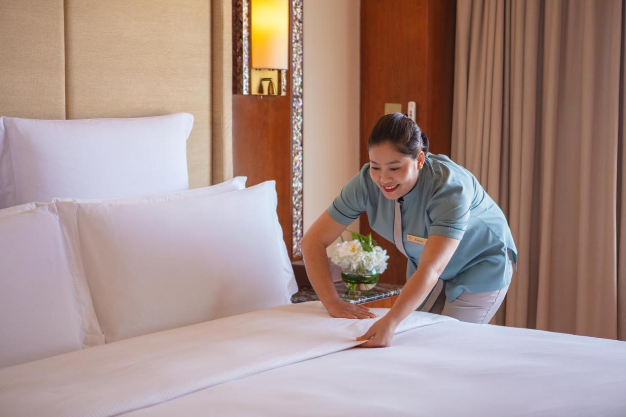 朱美拉梅喜拉海滩酒店及Spa科威特 外观 照片 A chambermaid making a bed