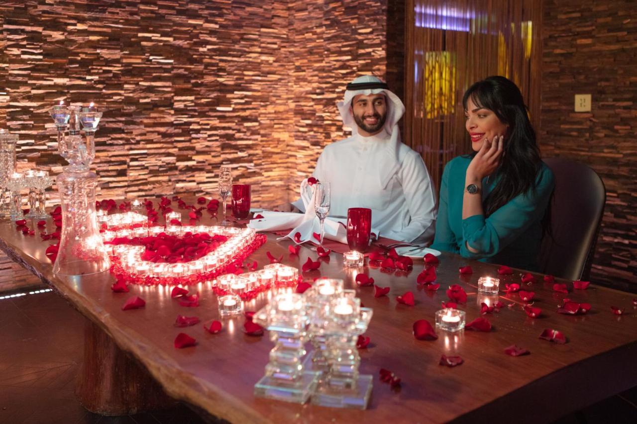 朱美拉梅喜拉海滩酒店及Spa科威特 外观 照片 A couple at a restaurant in Dubai