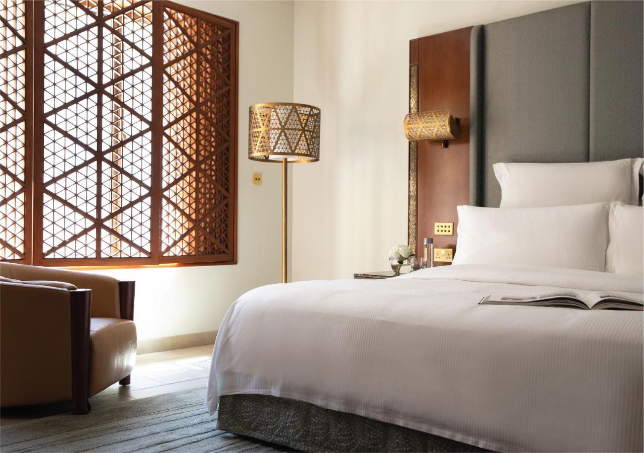 朱美拉梅喜拉海滩酒店及Spa科威特 外观 照片 A guest room at the Ritz-Carlton, DIFC