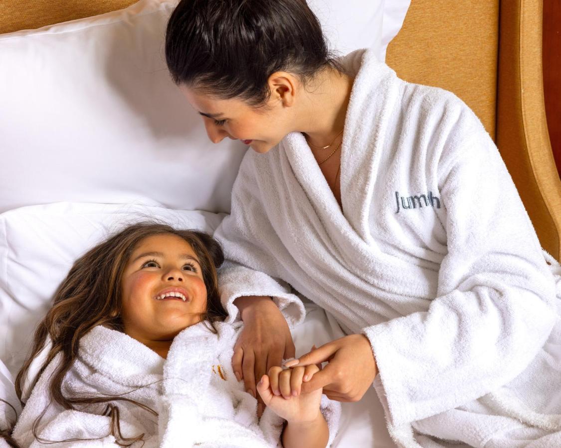 朱美拉梅喜拉海滩酒店及Spa科威特 外观 照片 A mother and daughter wearing bathrobes
