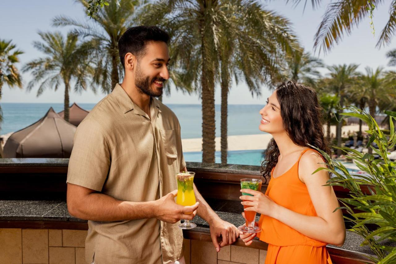 朱美拉梅喜拉海滩酒店及Spa科威特 外观 照片 A couple at Jumeirah Beach Hotel