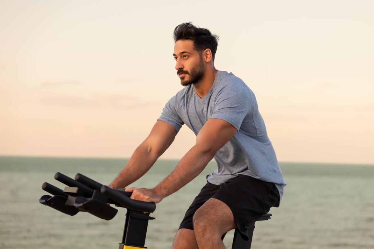 朱美拉梅喜拉海滩酒店及Spa科威特 外观 照片 A man on a stationary bicycle