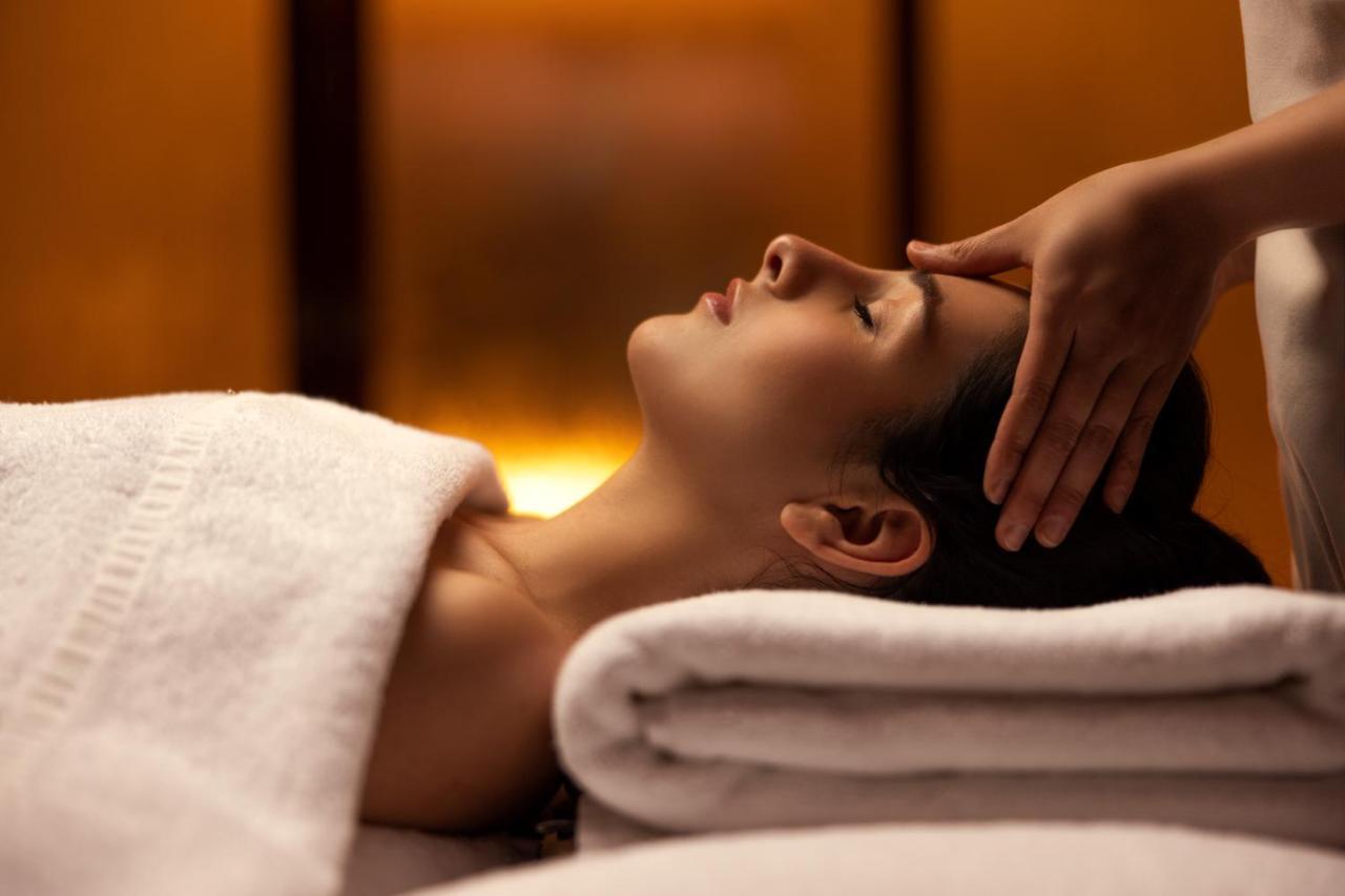 朱美拉梅喜拉海滩酒店及Spa科威特 外观 照片 A woman receiving a head massage