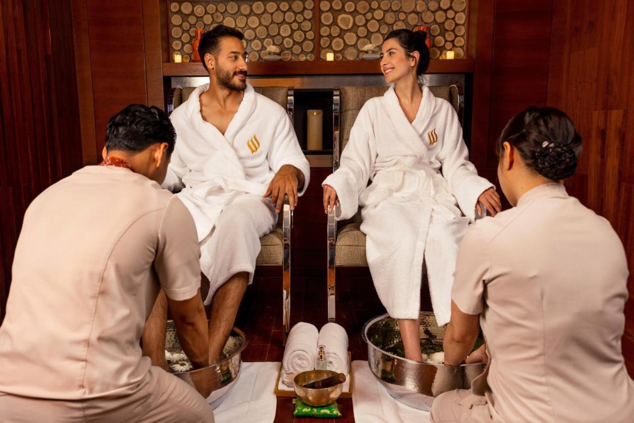 朱美拉梅喜拉海滩酒店及Spa科威特 外观 照片 A couple receiving a spa treatment