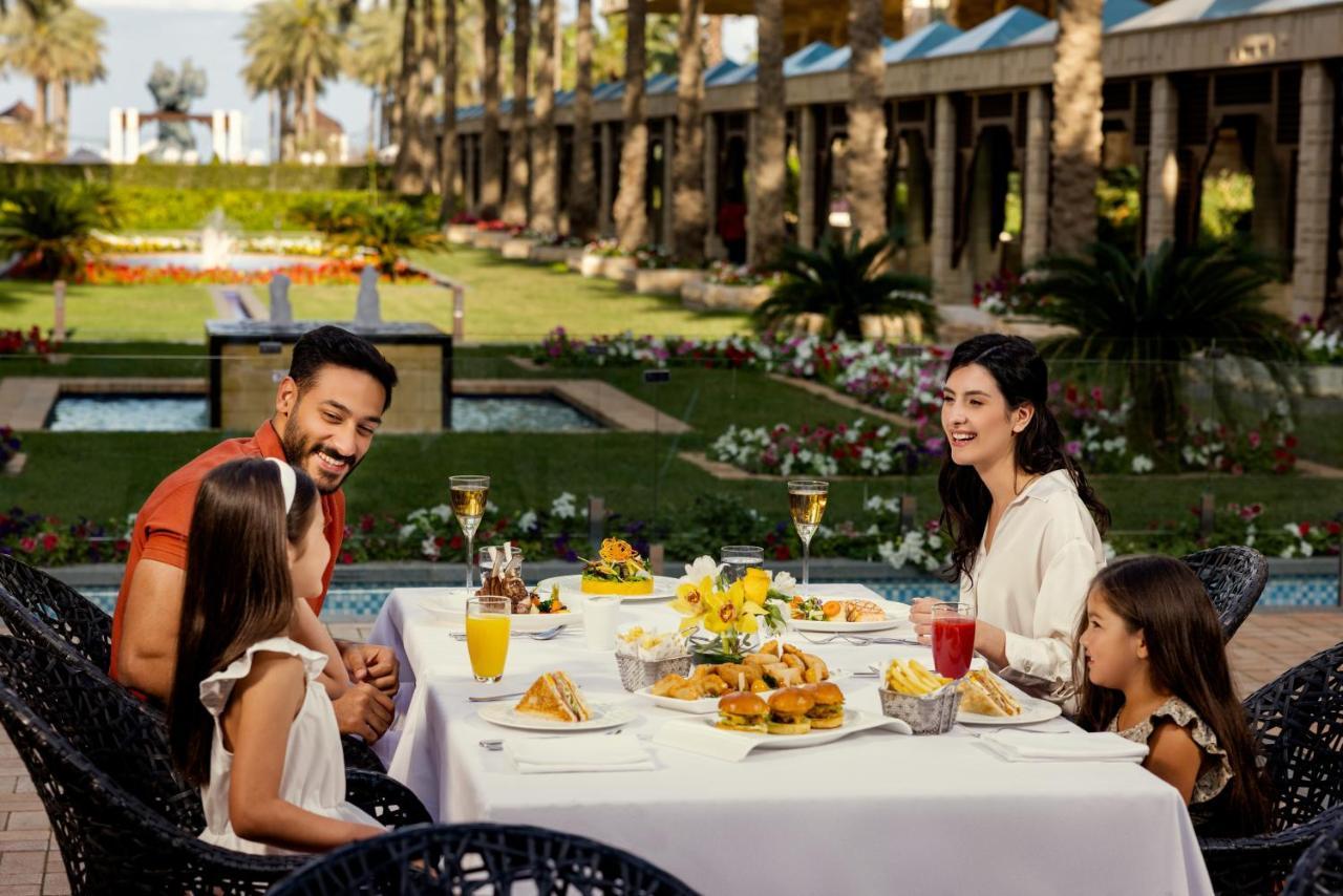 朱美拉梅喜拉海滩酒店及Spa科威特 外观 照片 Family dining at the resort