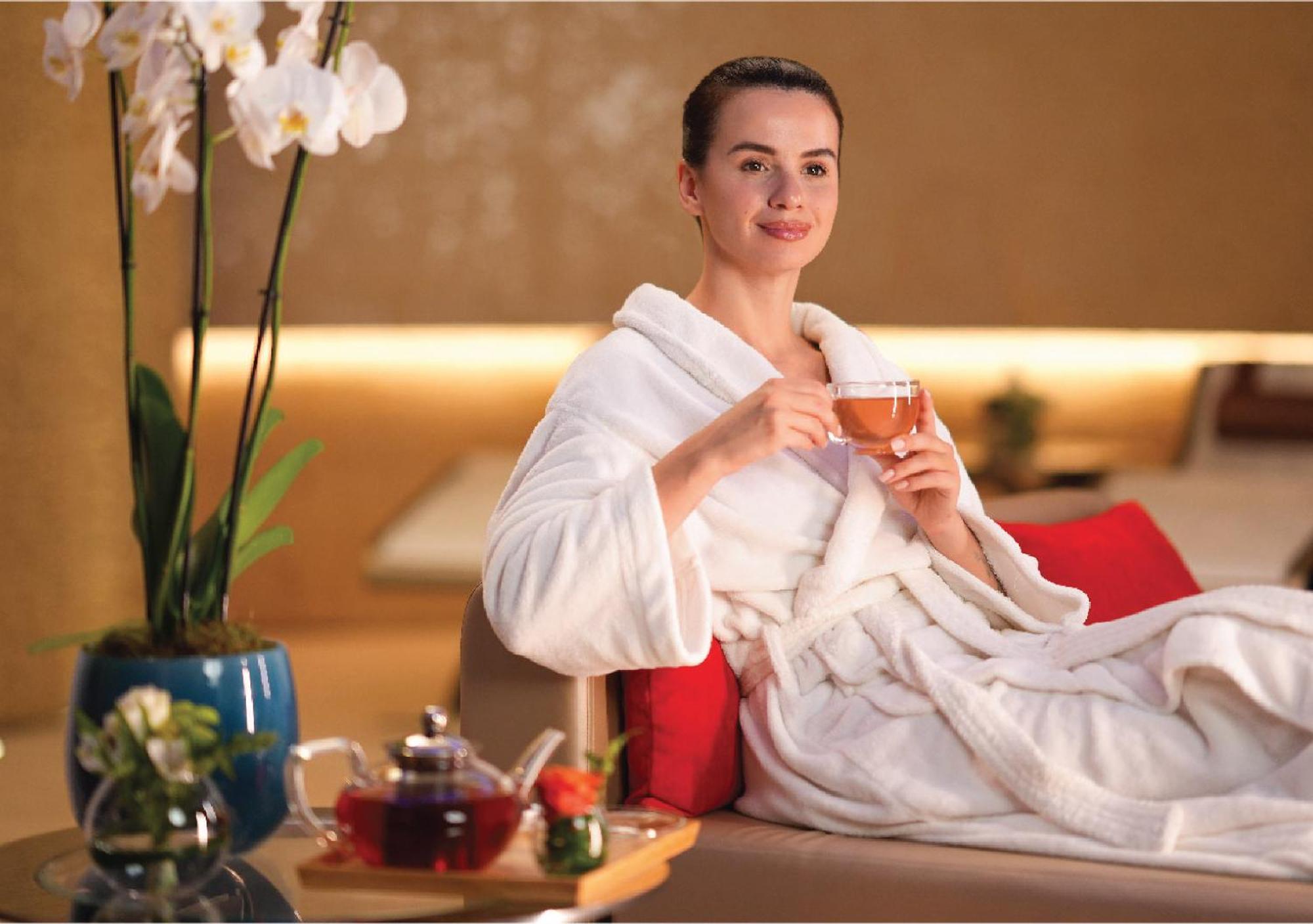 朱美拉梅喜拉海滩酒店及Spa科威特 外观 照片 A woman wearing a bathrobe