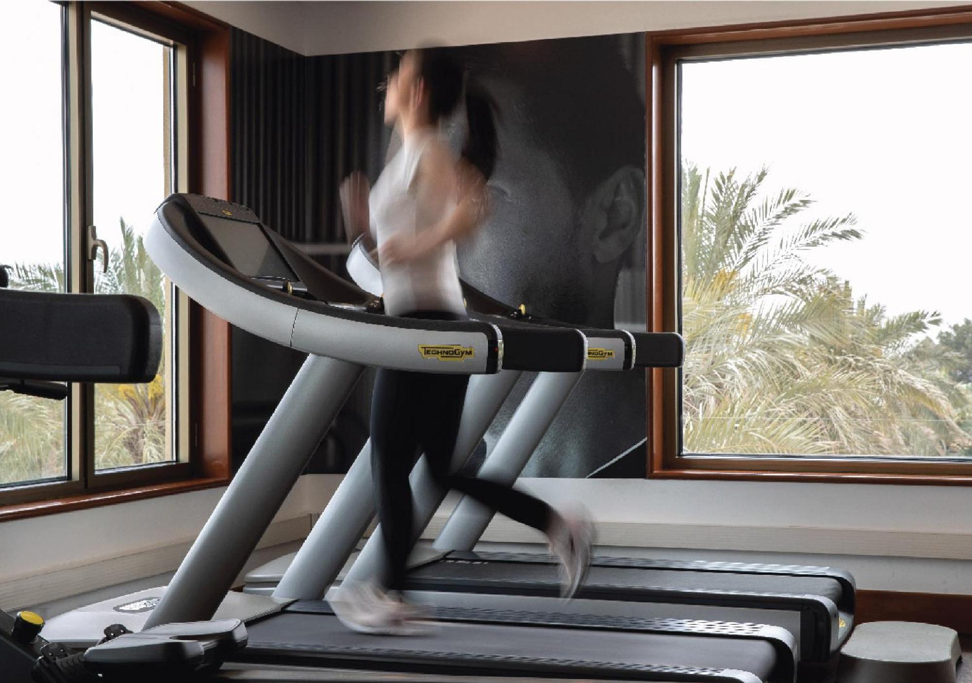 朱美拉梅喜拉海滩酒店及Spa科威特 外观 照片 A treadmill in use