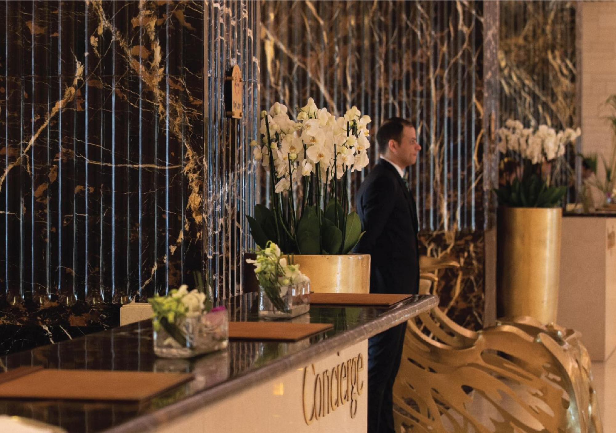 朱美拉梅喜拉海滩酒店及Spa科威特 外观 照片 Concierge at the Concierge Desk