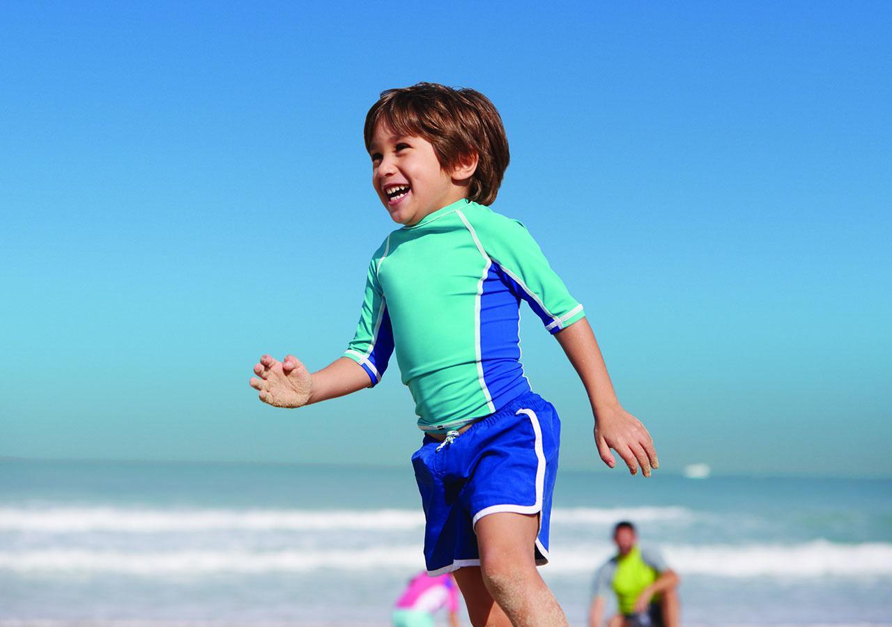 朱美拉梅喜拉海滩酒店及Spa科威特 外观 照片 A child wearing a rash vest