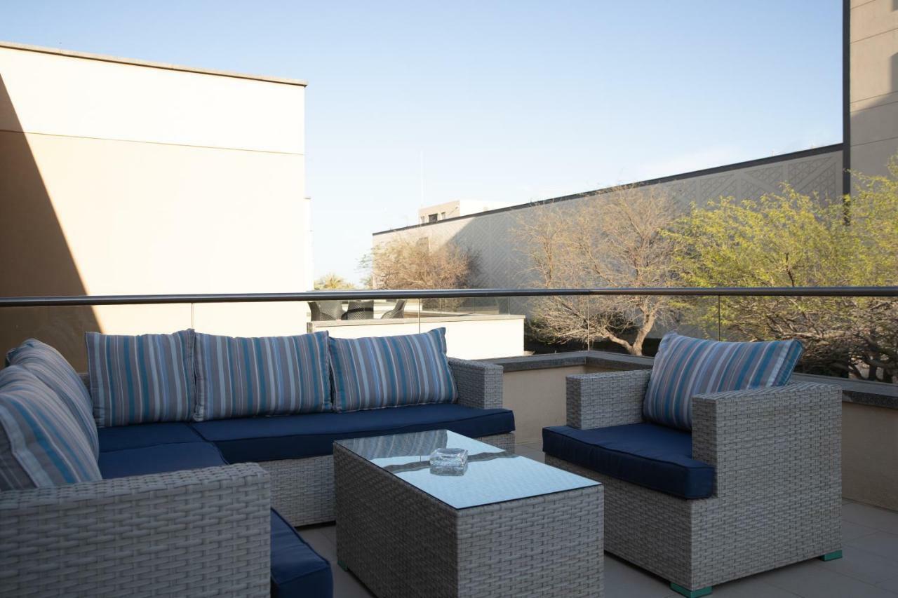 朱美拉梅喜拉海滩酒店及Spa科威特 外观 照片 A rooftop lounge at the Hotel Indigo in Scottsdale, Arizona